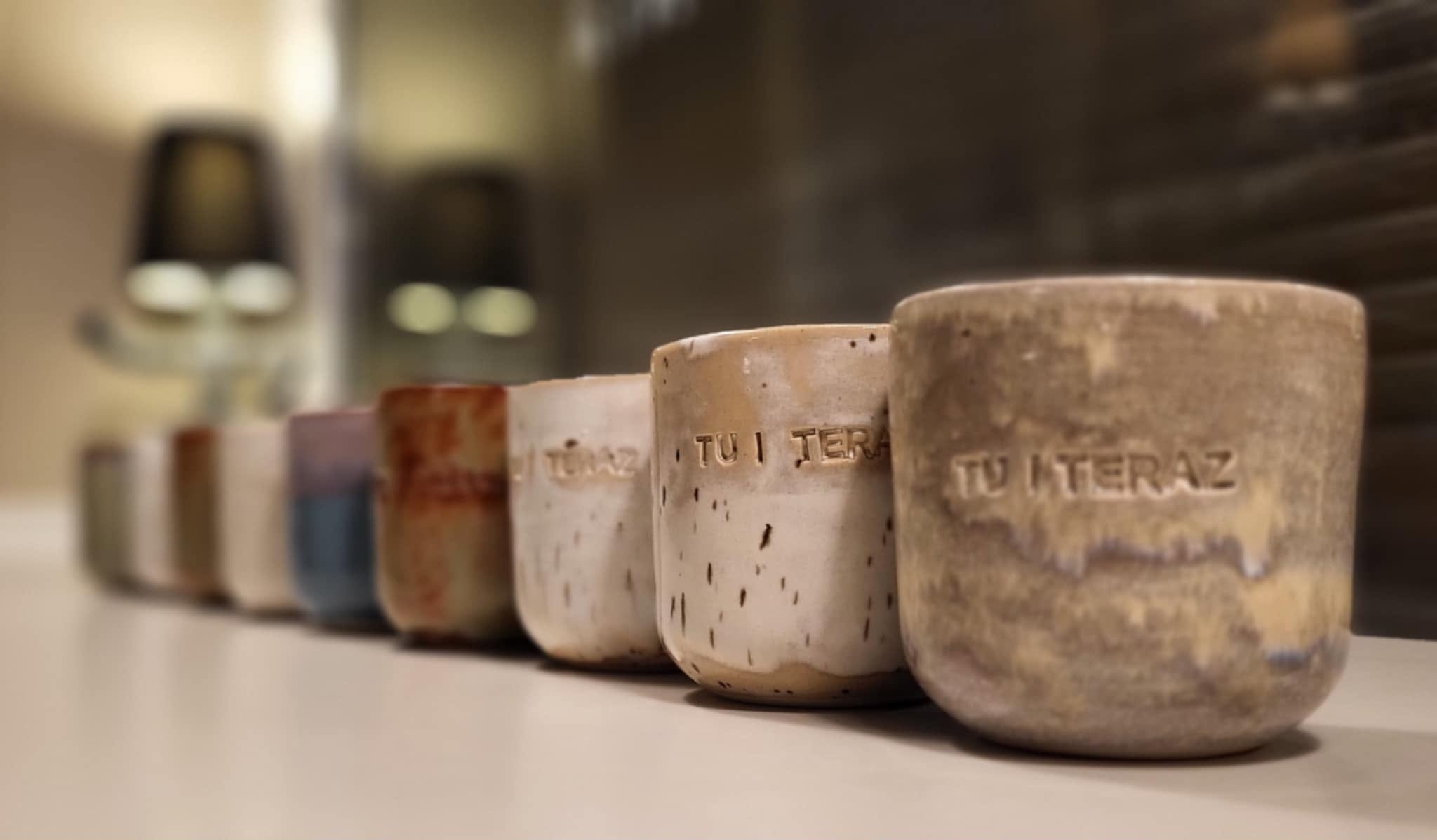 Ręcznie wykonane ceramiczne filiżanki z napisem Tu i Teraz